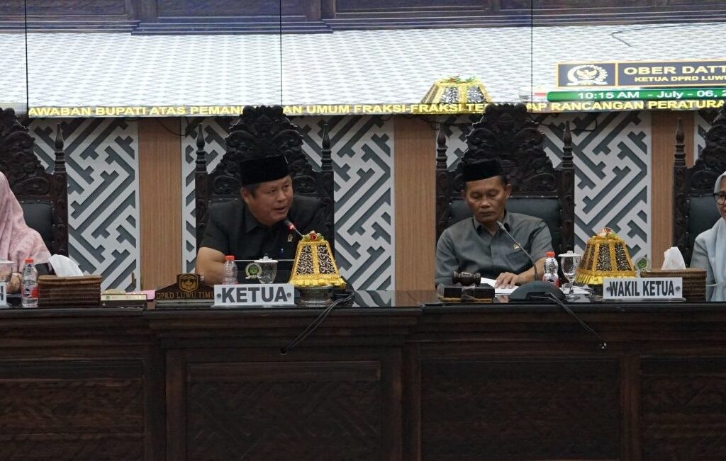 Wabup Lutim Sampaikan Jawaban Bupati atas Pandangan Umum Fraksi DPRD Wabup Lutim Sampaikan Jawaban Bupati atas Pandangan Umum Fraksi DPRD