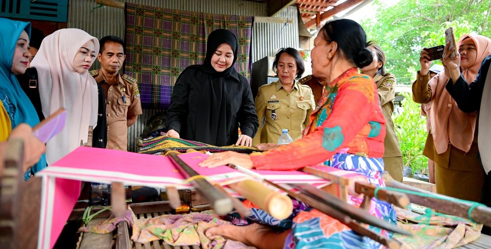Dorong UMKM Tenun Emas Sidrap Naik Kelas, Wagub Sulsel Bidik Pasar Lebih Luas