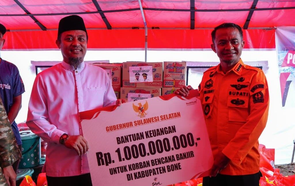 Gubernur Sulsel Serahkan Bantuan Rp1 Miliar dan Santunan Korban Banjir Bone Gubernur Sulsel Serahkan Bantuan Rp1 Miliar dan Santunan Korban Banjir Bone
