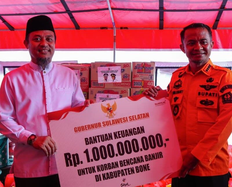 Gubernur Sulsel Serahkan Bantuan Rp1 Miliar dan Santunan Korban Banjir Bone