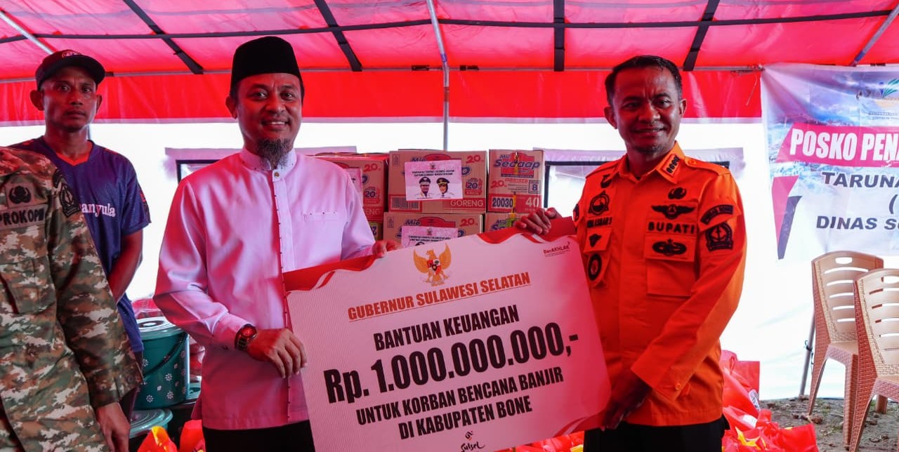 Gubernur Sulsel Serahkan Bantuan Rp1 Miliar dan Santunan Korban Banjir Bone