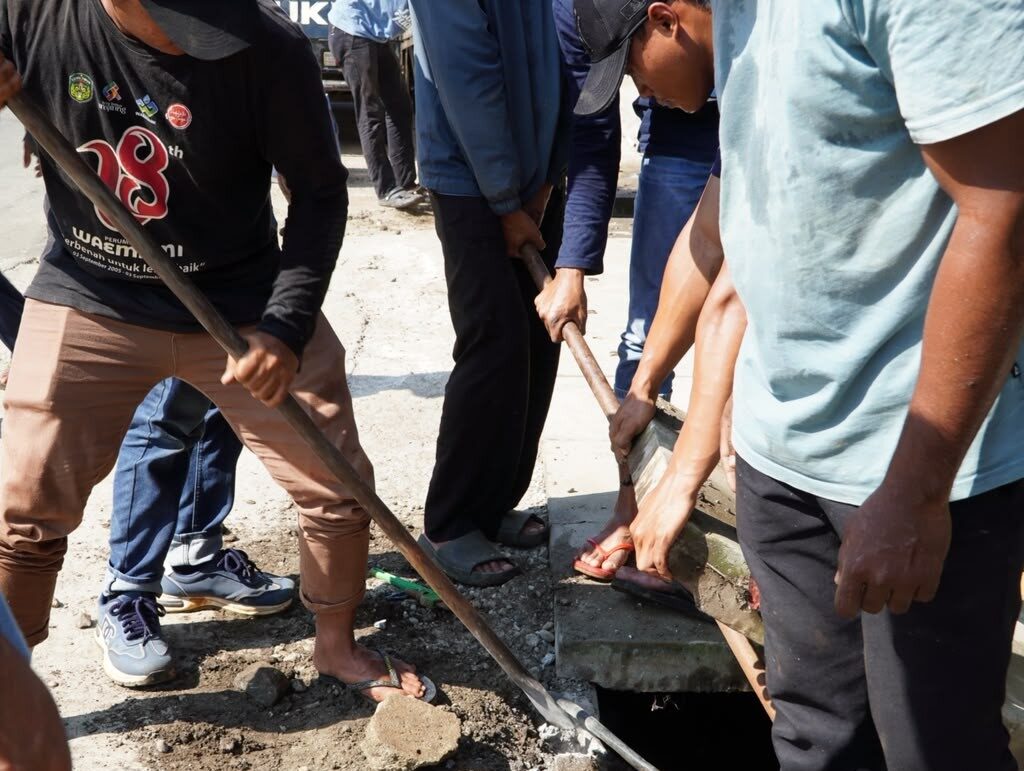 Ganggu Aktifitas Warga, Pemkab Lutim Lakukan Penataan Pipa Ganggu Aktifitas Warga, Pemkab Lutim Lakukan Penataan Pipa