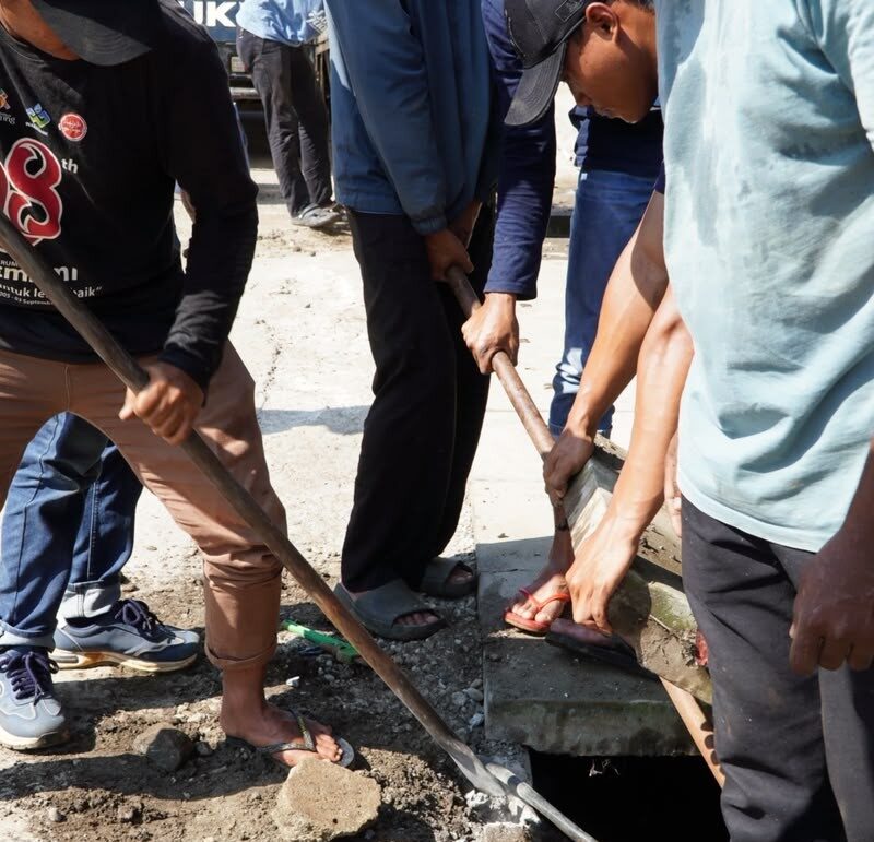 Ganggu Aktifitas Warga, Pemkab Lutim Lakukan Penataan Pipa Ganggu Aktifitas Warga, Pemkab Lutim Lakukan Penataan Pipa