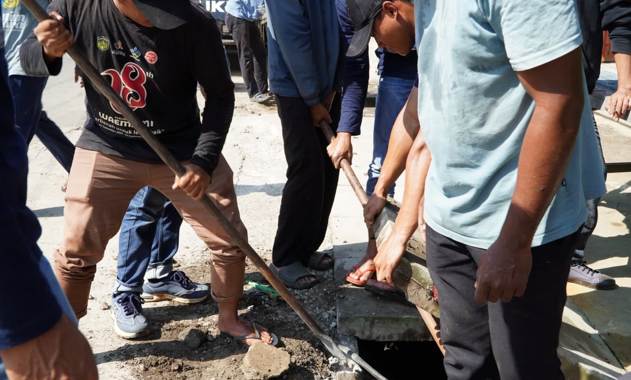 Ganggu Aktifitas Warga, Pemkab Lutim Lakukan Penataan Pipa