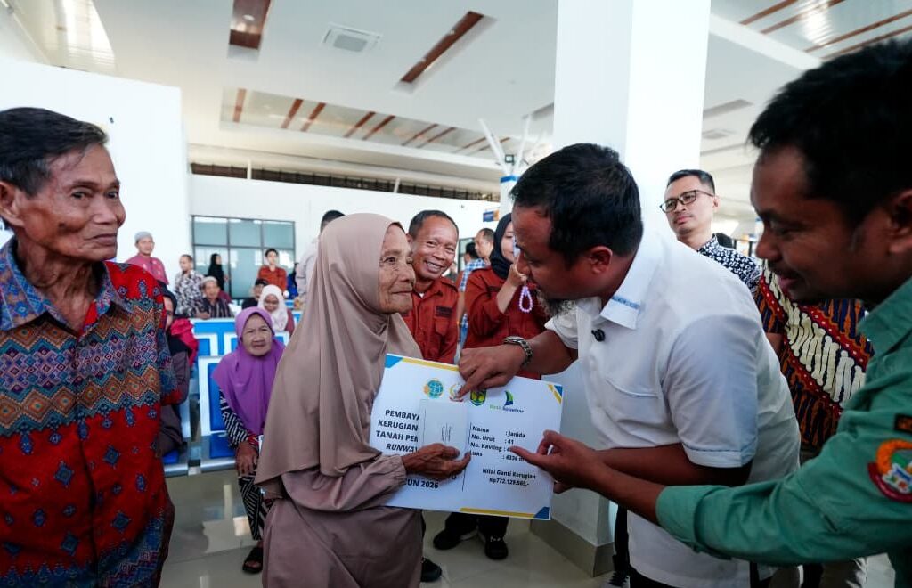 Gubernur Sulsel Serahkan Ganti Rugi Rp17,5 Miliar, Runway Bandara Bua Siap Diperpanjang