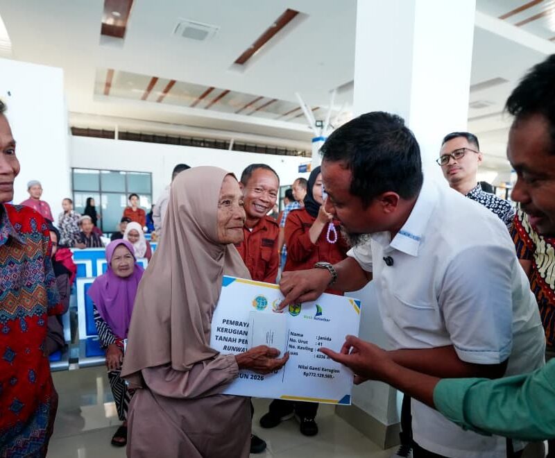 Gubernur Sulsel Serahkan Ganti Rugi Rp17,5 Miliar, Runway Bandara Bua Siap Diperpanjang