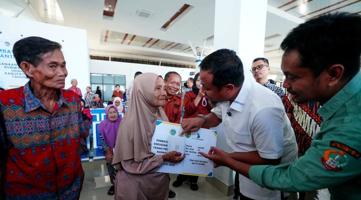 Gubernur Sulsel Serahkan Ganti Rugi Rp17,5 Miliar, Runway Bandara Bua Siap Diperpanjang