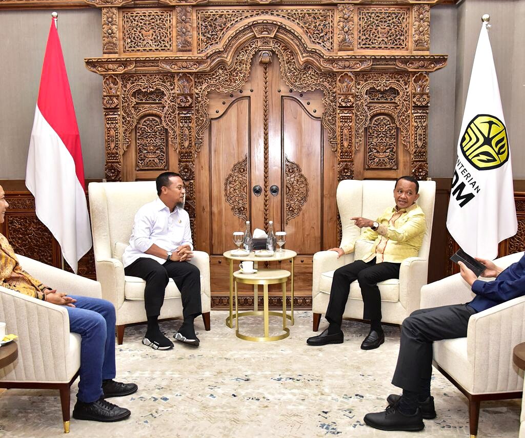 Temui Menteri ESDM, Gubernur Andi Sudirman Usulkan Program Listrik Desa untuk Wilayah Terpencil dan Kepulauan Temui Menteri ESDM, Gubernur Andi Sudirman Usulkan Program Listrik Desa untuk Wilayah Terpencil dan Kepulauan