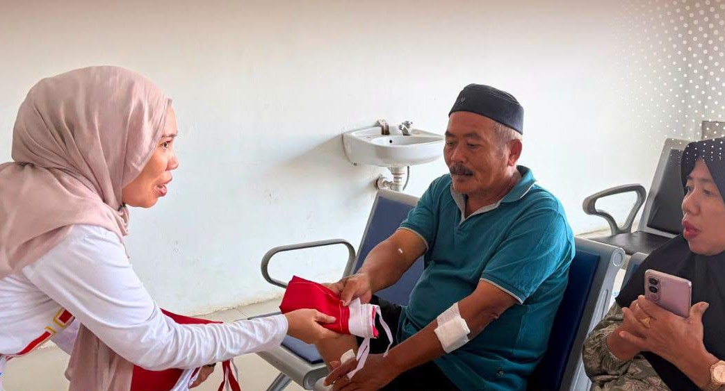 Semarakkan HUT RI ke-81, RSUD I Lagaligo Bagi Bendera Merah Putih