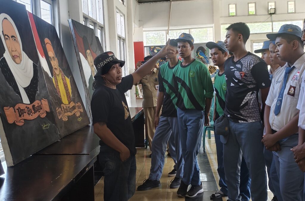 Tak Sekadar Rayakan Kemerdekaan, Pemkab Lutim Ajak Pelajar Kenali Pahlawan Lewat Lukisan Tak Sekadar Rayakan Kemerdekaan, Pemkab Lutim Ajak Pelajar Kenali Pahlawan Lewat Lukisan