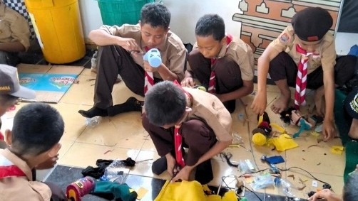 Di Lutim, Siswa SMP Diajar Kelola Sampah Plastik jadi Kerajinan Tangan