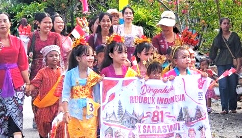 Di Lutim Anak TK dan Orang Tua Kompak Satu Barisan Saat Pawai HUT RI Di Lutim Anak TK dan Orang Tua Kompak Satu Barisan Saat Pawai HUT RI