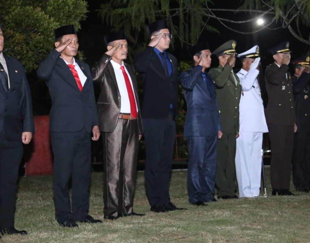 Bupati Lutim Ikuti Apel Kehormatan dan Renungan Suci di TMP Malili Bupati Lutim Ikuti Apel Kehormatan dan Renungan Suci di TMP Malili