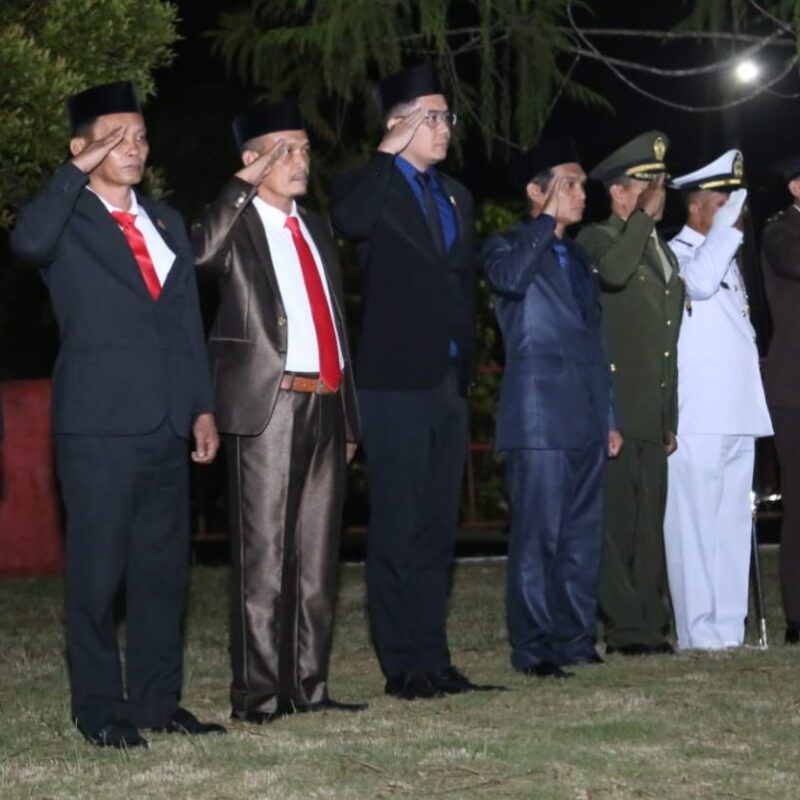 Bupati Lutim Ikuti Apel Kehormatan dan Renungan Suci di TMP Malili