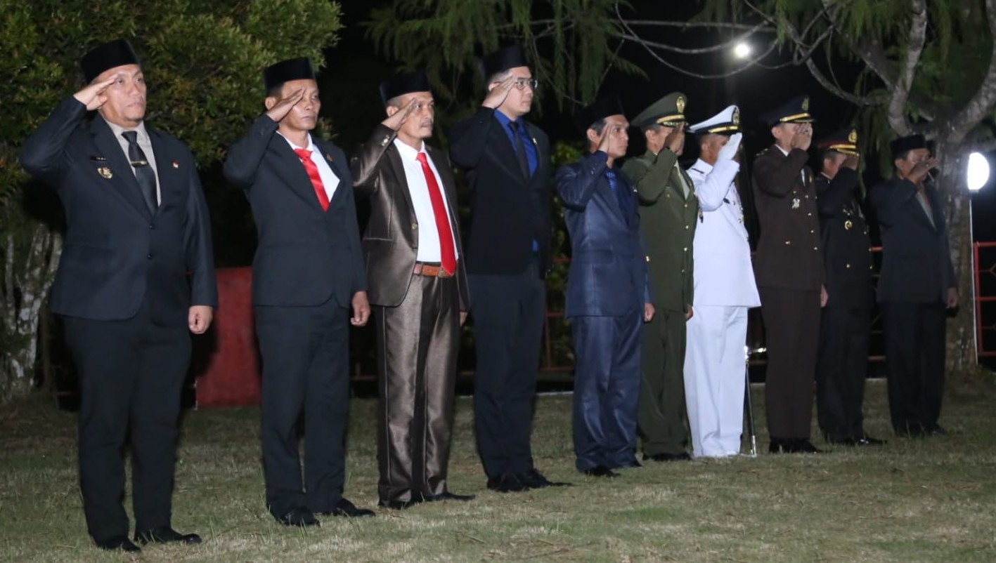 Bupati Lutim Ikuti Apel Kehormatan dan Renungan Suci di TMP Malili