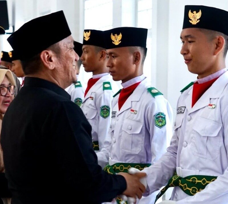 Dikukuhkan Bupati, Paskibraka Lutim Siap Kibarkan Merah Putih di HUT RI ke-81