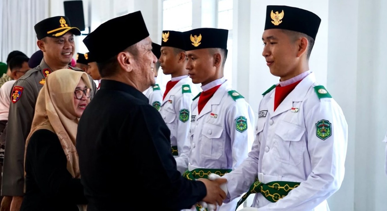 Dikukuhkan Bupati, Paskibraka Lutim Siap Kibarkan Merah Putih di HUT RI ke-81