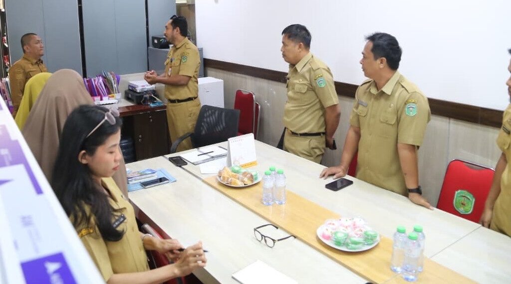Sidak Singkat Bupati Lutim, Beasiswa Hingga Bersihnya Ruangan Prokopim Jadi Sorotan