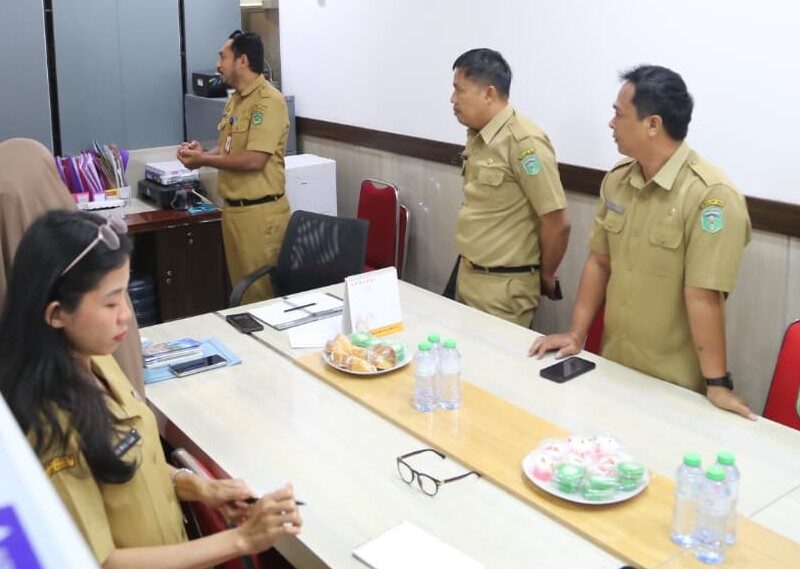 Sidak Singkat Bupati Lutim, Beasiswa Hingga Bersihnya Ruangan Prokopim Jadi Sorotan Sidak Singkat Bupati Lutim, Beasiswa Hingga Bersihnya Ruangan Prokopim Jadi Sorotan