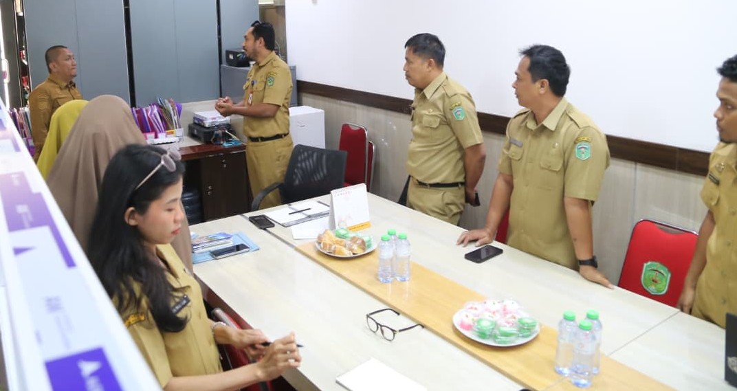 Sidak Singkat Bupati Lutim, Beasiswa Hingga Bersihnya Ruangan Prokopim Jadi Sorotan