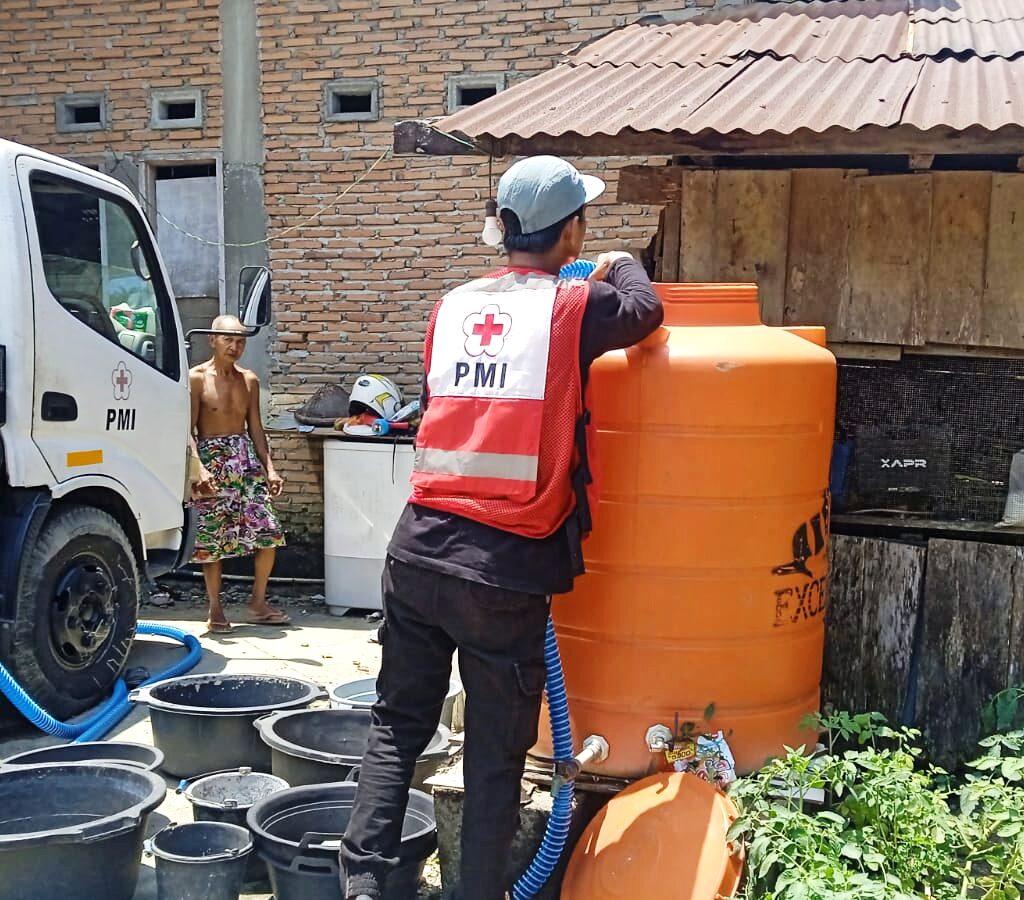 Bantu Warga Terdampak Kemarau, PMI Luwu Timur Gelar Operasi Darurat Air Bersih