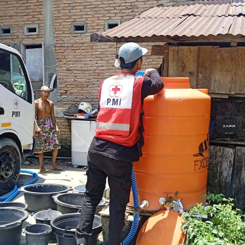 Bantu Warga Terdampak Kemarau, PMI Luwu Timur Gelar Operasi Darurat Air Bersih