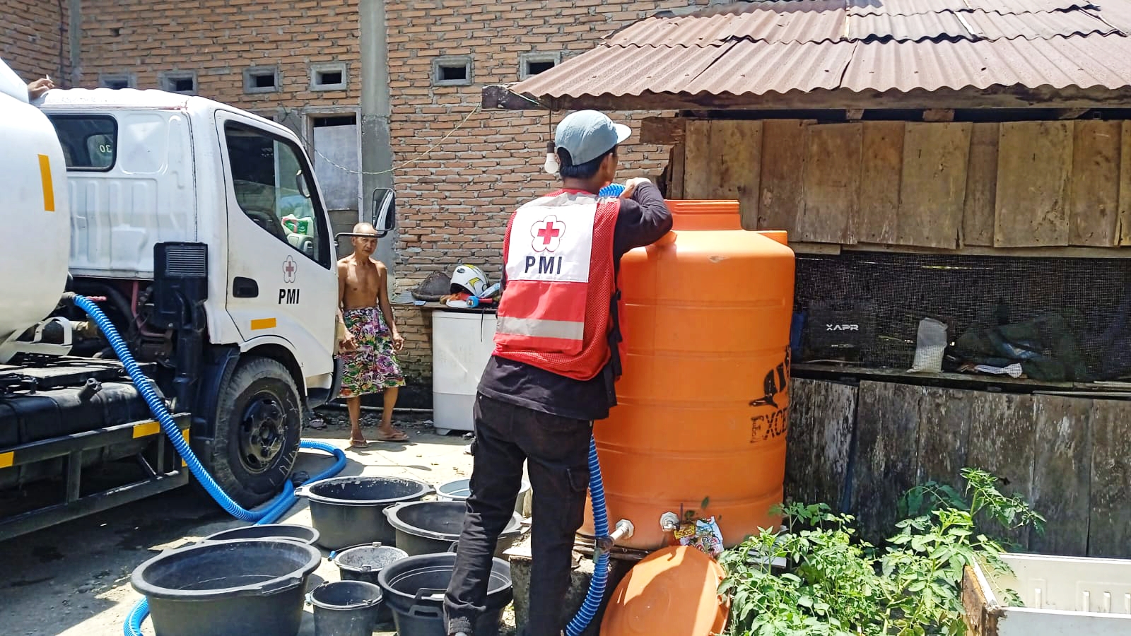Bantu Warga Terdampak Kemarau, PMI Luwu Timur Gelar Operasi Darurat Air Bersih