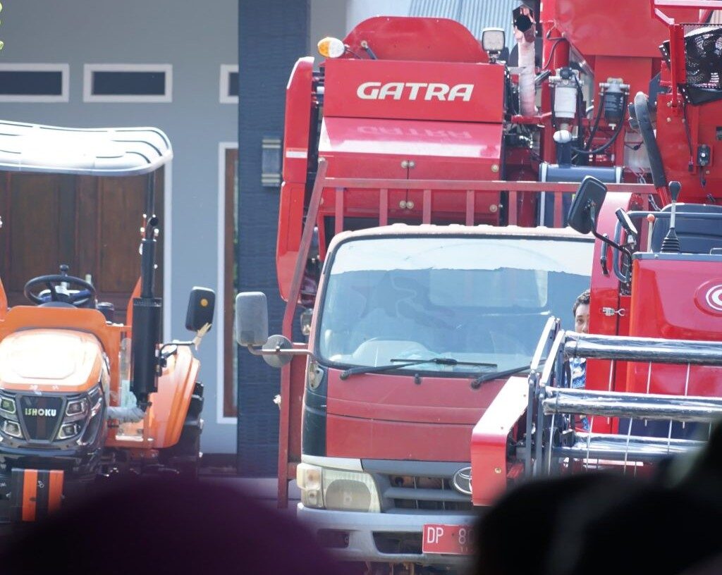 Dorong Produktivitas Petani, Bupati Lutim Serahkan Bantuan Alsintan Rp3,37 Miliar