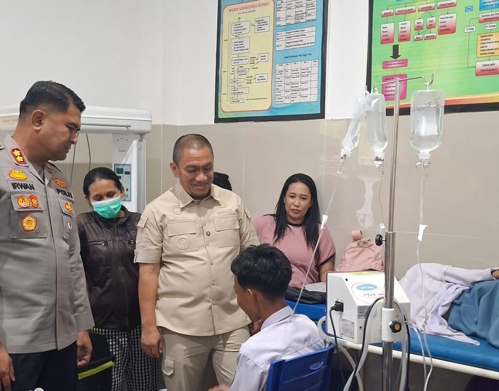 Gerak Cepat Ibas Tinjau Puluhan Siswa SMAN 4 Lutim yang Keracunan Gerak Cepat Ibas Tinjau Puluhan Siswa SMAN 4 Lutim yang Keracunan