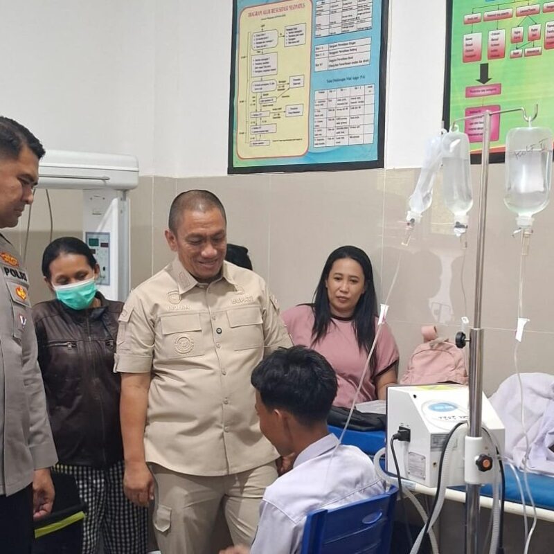 Gerak Cepat Ibas Tinjau Puluhan Siswa SMAN 4 Lutim yang Keracunan Gerak Cepat Ibas Tinjau Puluhan Siswa SMAN 4 Lutim yang Keracunan
