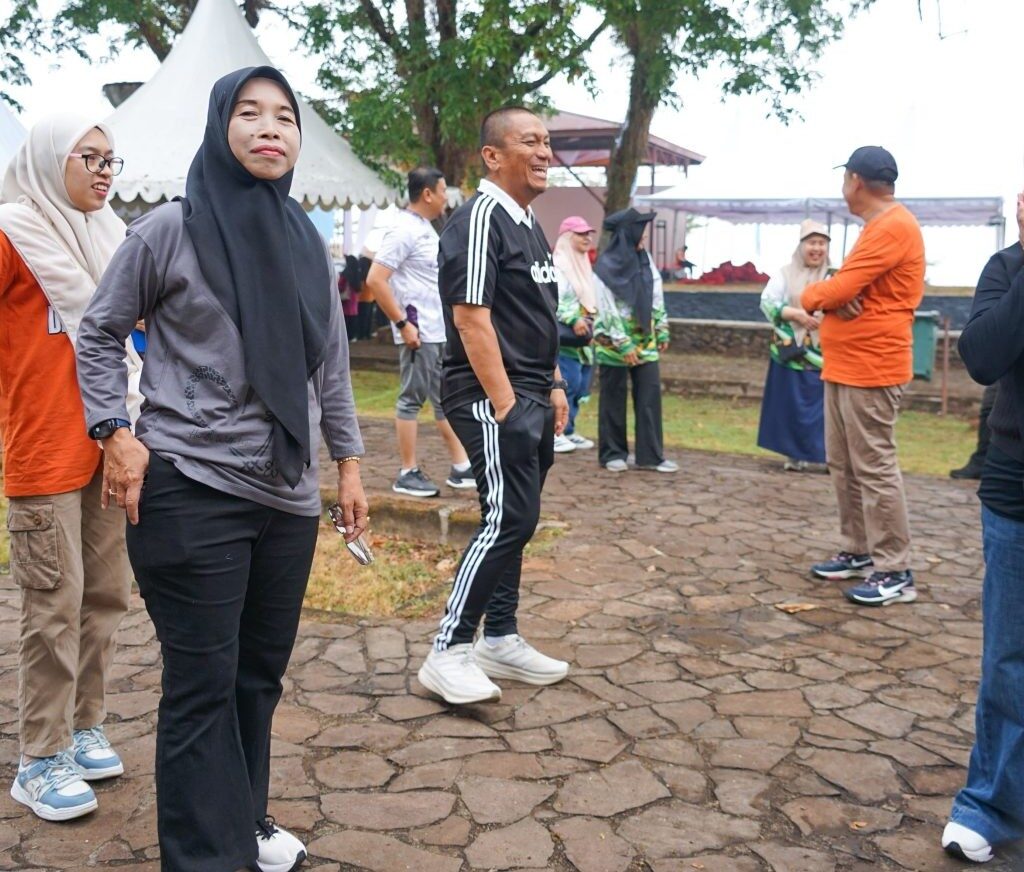 Kenalkan Dengen, Bupati Lutim Pikat Kontingen dengan Kekayaan Lokal Kenalkan Dengen, Bupati Lutim Pikat Kontingen dengan Kekayaan Lokal
