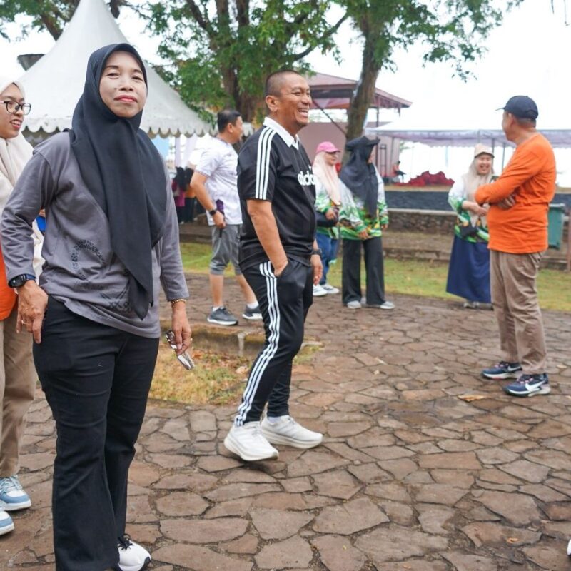 Kenalkan Dengen, Bupati Lutim Pikat Kontingen dengan Kekayaan Lokal
