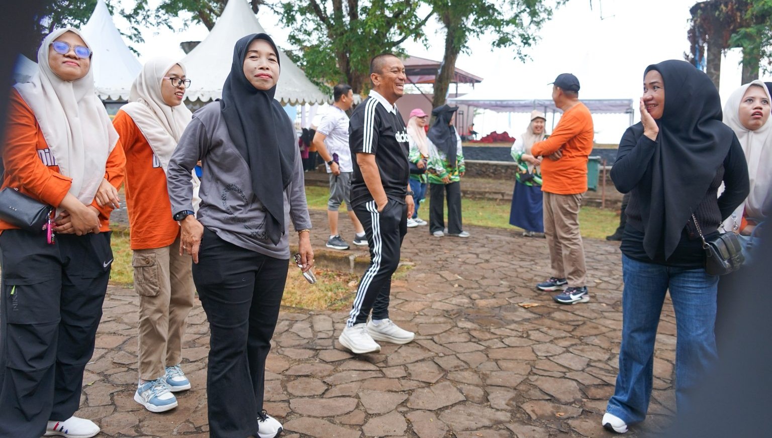 Kenalkan Dengen, Bupati Lutim Pikat Kontingen dengan Kekayaan Lokal