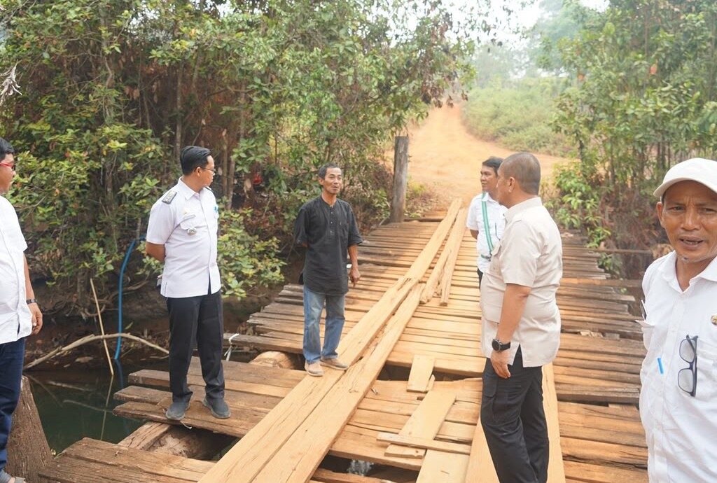 Demi Kelancaran Aktivitas Warga, Bupati Irwan Tinjau Jembatan Loppe dan Jalan Beton Demi Kelancaran Aktivitas Warga, Bupati Irwan Tinjau Jembatan Loppe dan Jalan Beton