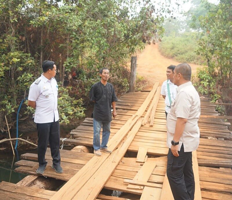 Demi Kelancaran Aktivitas Warga, Bupati Irwan Tinjau Jembatan Loppe dan Jalan Beton Demi Kelancaran Aktivitas Warga, Bupati Irwan Tinjau Jembatan Loppe dan Jalan Beton