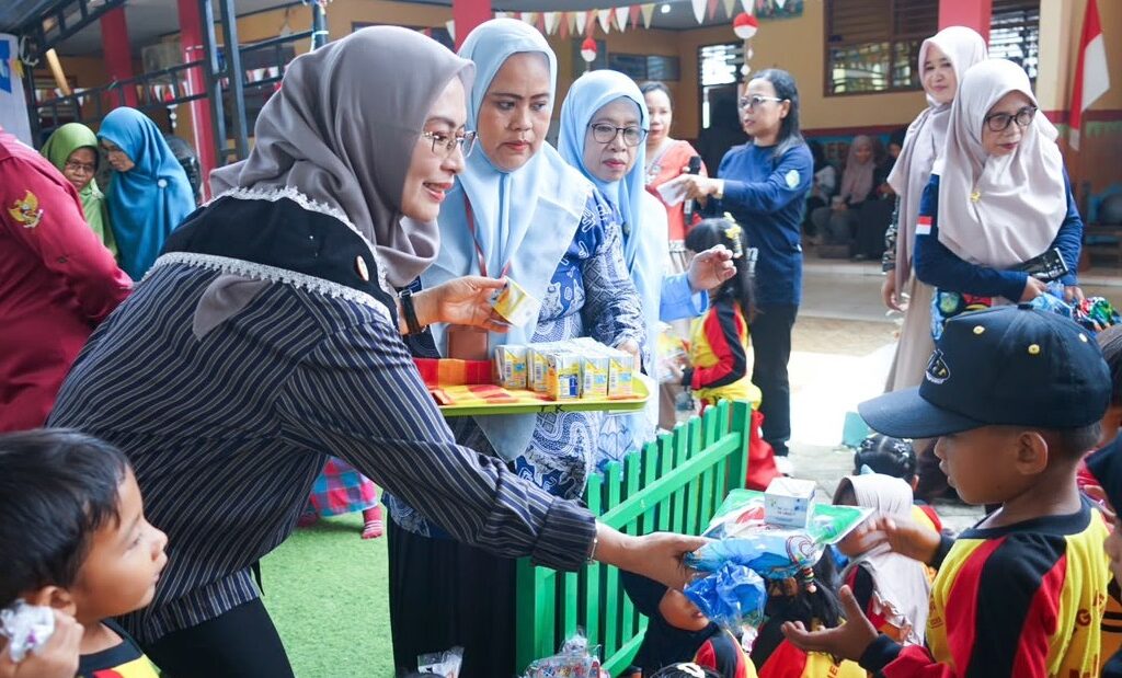 Peduli Gizi Anak, Ketua TP-PKK Lutim Salurkan Bantuan Susu