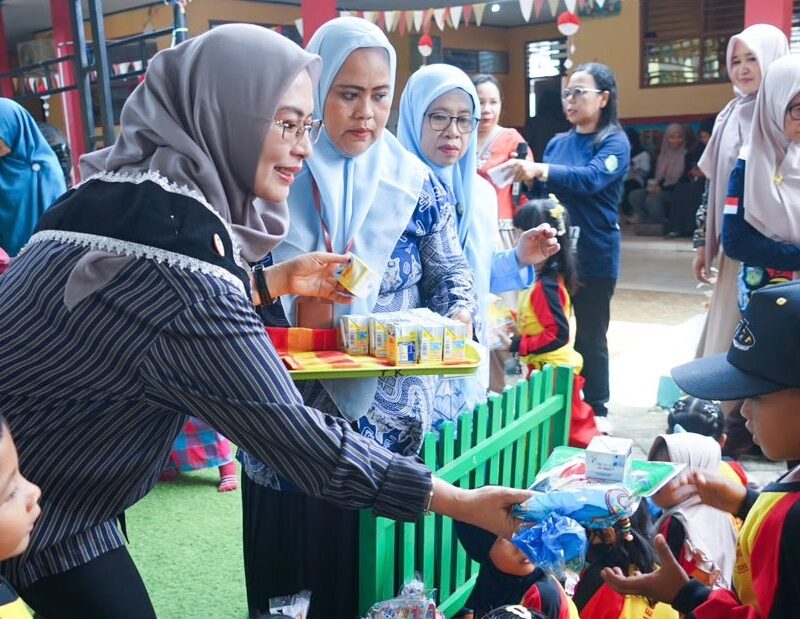 Peduli Gizi Anak, Ketua TP-PKK Lutim Salurkan Bantuan Susu