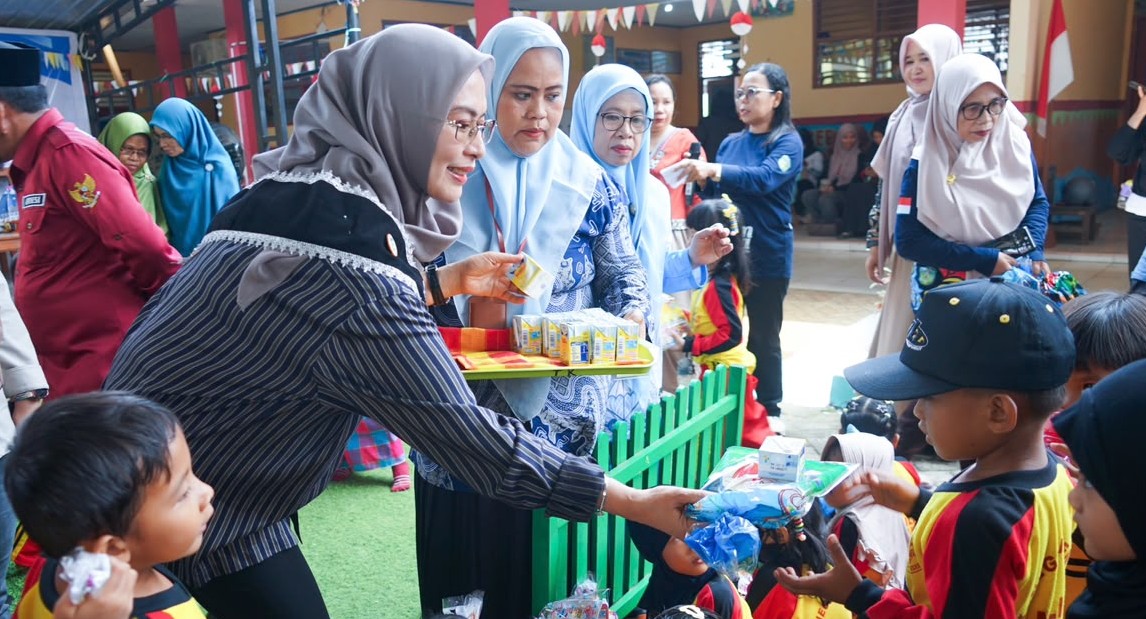 Peduli Gizi Anak, Ketua TP-PKK Lutim Salurkan Bantuan Susu