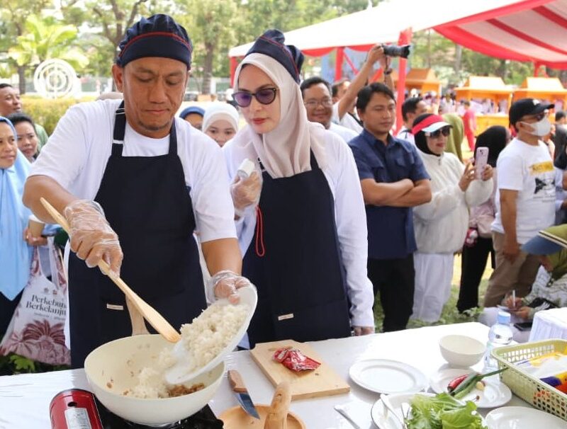 Bupati Lutim Unjuk Kebolehan Buat Nasi Goreng di HUT Sulsel ke-357