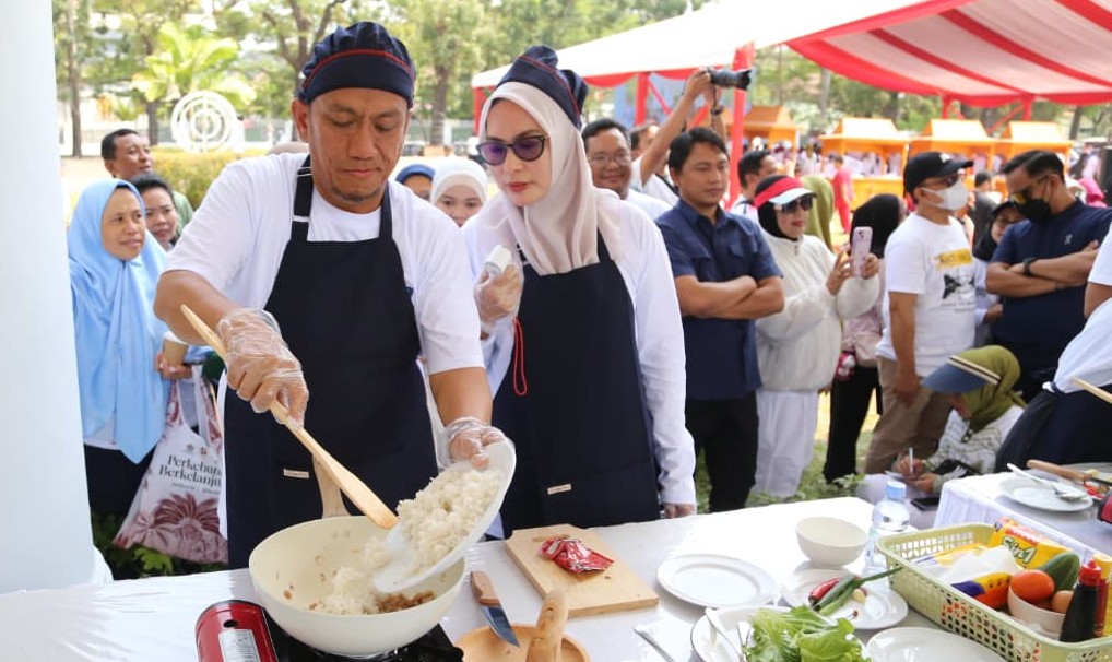 Bupati Lutim Unjuk Kebolehan Buat Nasi Goreng di HUT Sulsel ke-357