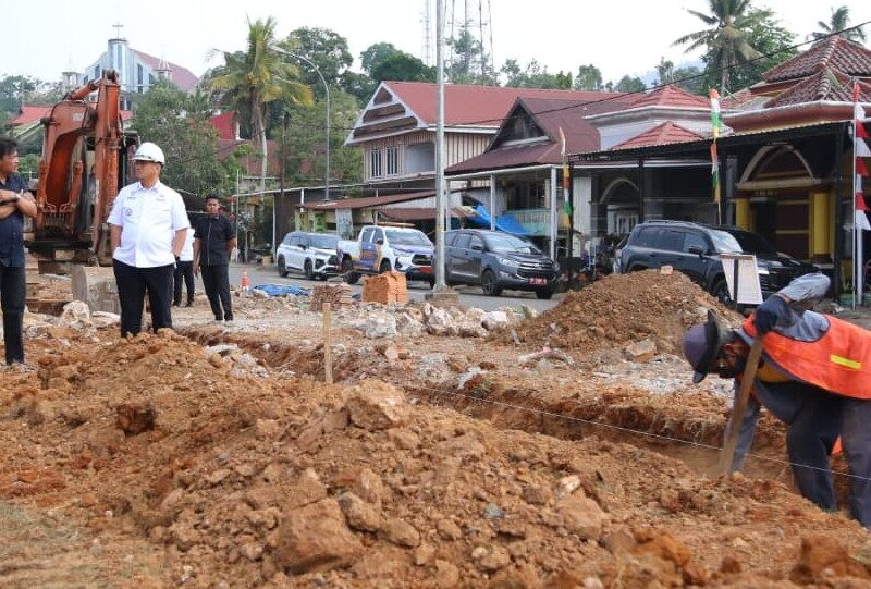 Bupati Irwan Tinjau Lapangan Karelai, Targetkan Fasilitas Olahraga Makin Representatif