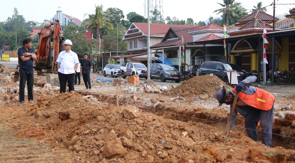 Bupati Irwan Tinjau Lapangan Karelai, Targetkan Fasilitas Olahraga Makin Representatif